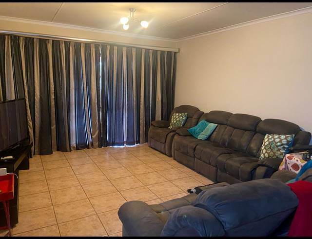 3 BEDROOM TOWNHOUSE FOR SALE IN LINCOLN MEADE